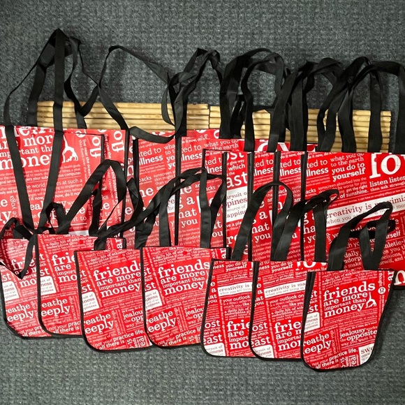 Assortment of Lululemon shopping bags, women’s, large and small - Picture 4 of 4
